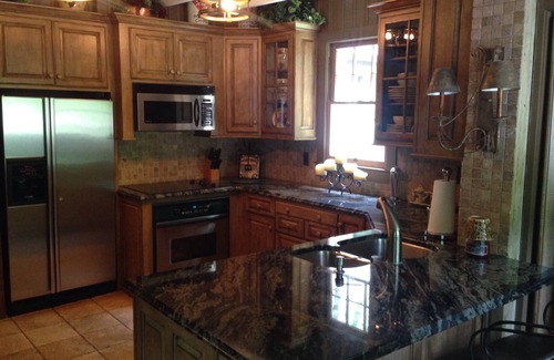 Hickory Cabin | "The Cottage on LaKe Hickory" - 5Acre Point/1100 Water Frontage! NEW LANDSCAPED