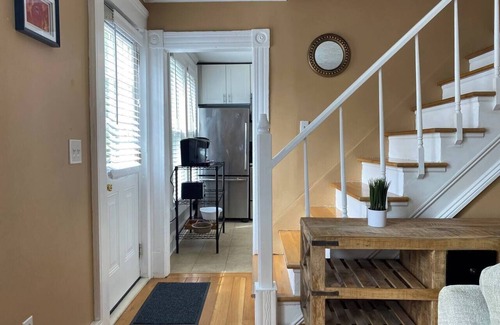 Victorian Village House | The Cottage | Parking + Private Patio + Fast WiFi