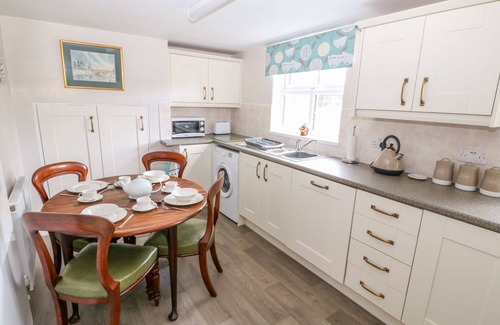 Burgh le Marsh Cottage | THE COTTAGE, pet friendly, with a garden in Burgh Le Marsh