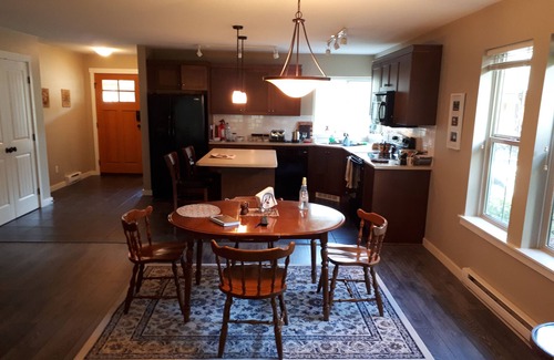 Lindell Beach House | The Cottages at Cultus Lake