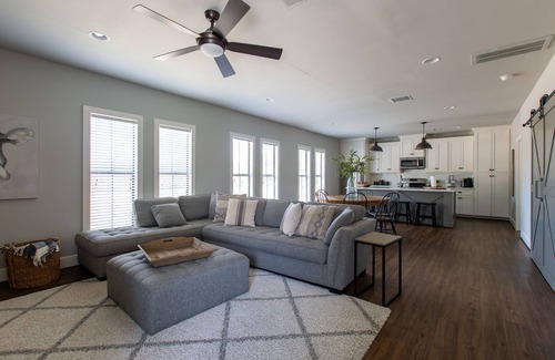 Ledbetter House | The Cottages at Turkey Creek - 'The Cozy Cottage' - 12 minutes from Round Top!
