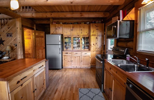 Ferryville Cabin | The Cotton Wood lodge- Romantic, Secluded on Stream in the Driftless- Hot Tub
