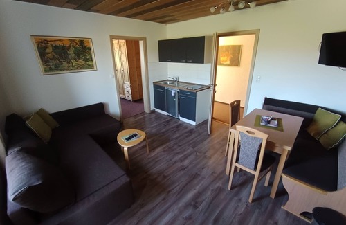 Diemelstadt Cottage | The country house is situated in a quiet location, close to hiking and biking trails & the highway.