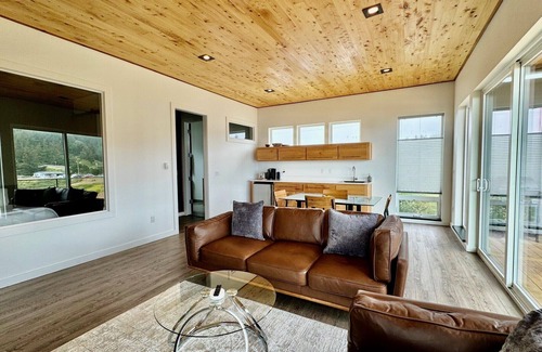 Port Orford Apartment | The Cove at Port Orford: King Salmon Suite