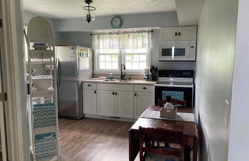 Geneva-on-the-Lake Cottage | The Cove House: Private 2 bdm cottage