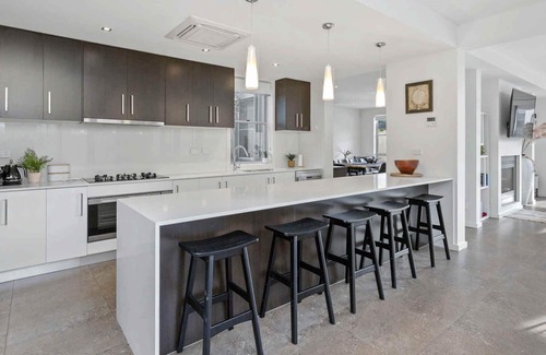 Safety Beach House | The Cove - Luxury Waterfront Accommodation