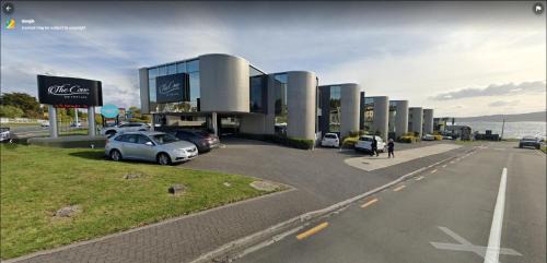 Waipahihi Hotel | The Cove- On The Lake