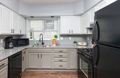 Des Moines House | The Cow Tipper: Near Everything - SPA - Game Room - Fire Pit & Patio - Sleeps 10