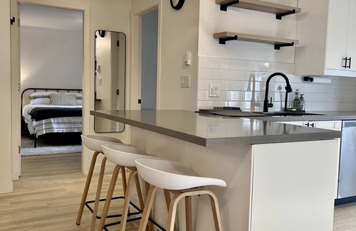 Walnut Grove House | The coziest modern suite w/private entrance. Central location & pet-friendly 🐾