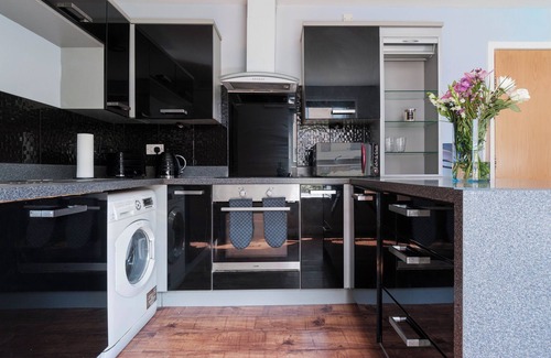 Muirhouse Apartment | The Cozy Atmosphere Lodge located just 3.5 miles away from the city center