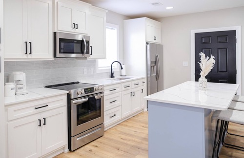 Columbia House | The Cozy Chic WeCo Spot | 3 minutes to Downtown | Steps to WeCo Riverwalk