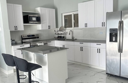 Havendale Apartment | The Cozy Curve: Full 2 Br 2 Bth Apartment in Central location in Kingston
