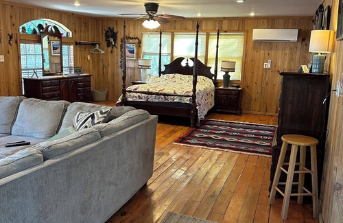Homosassa Cabin | The Cozy Cute Rustic Lodge close to everything. Clean & Spacious- Fire Pit.