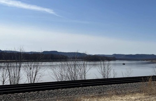 Fountain City Cabin | The “Cozy” Flyway Cabin on the Great River Road!