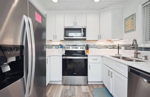 Caswell Beach Condo | The Crab Lab: Caswell Beach Condo with Oceanfront Pool