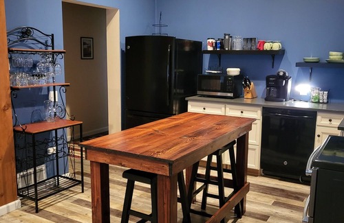Washougal House | The Crash Pad, A private 1 bedroom, 1 bath 1200 sq ft apartment.