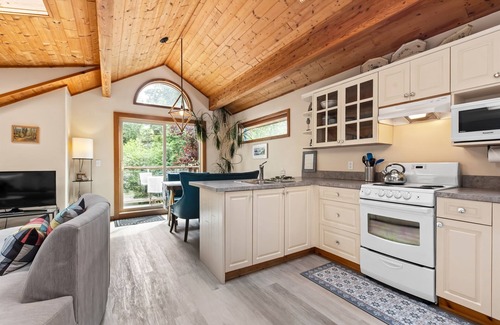 Tofino House | The Crow's Nest Suite - Steps from S. Chesterman