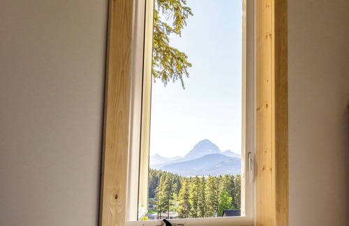 Blairmore Ski Chalet | The Crowsnest Mountain Lodge, ski in ski out/bike in bike out