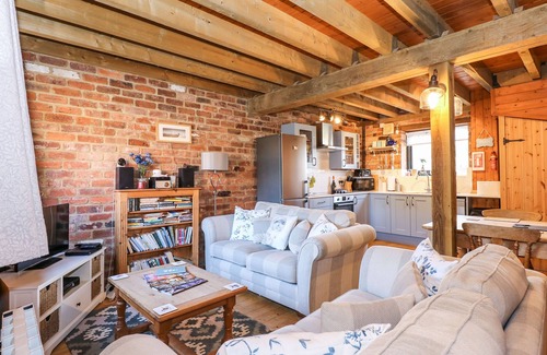 Fakenham House | THE DAIRY BARN, pet friendly, character holiday cottage in Fakenham