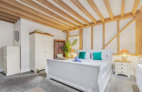 East Grinstead House | The Dairy Cottage with hot tub & pizza oven