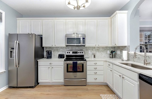 Northwest Raleigh House | The Dancing Daisy; Near Airport and Umstead; Well Appointed; Centrally Located