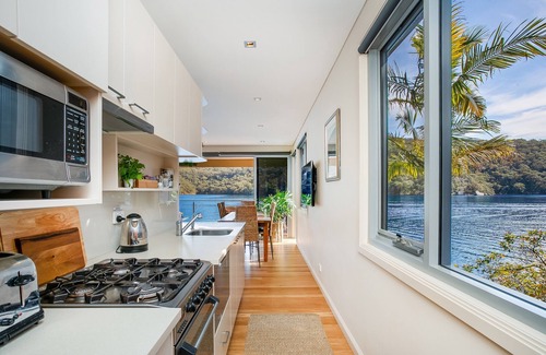Cottage Point House | The Deckhouse, Cottage Point. Waterfront Adults Retreat.