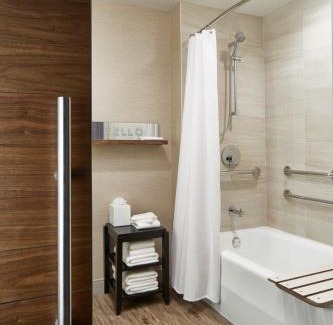 Pittsford Hotel | The Del Monte Lodge Renaissance Rochester Hotel & Spa