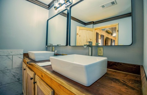 Philipp Cabin | The Delta Lodge - Greenwood, MS