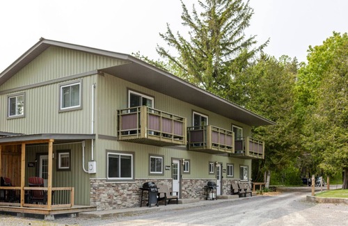 Bloomfield Apartment | The Demorestville: PEC Getaway
