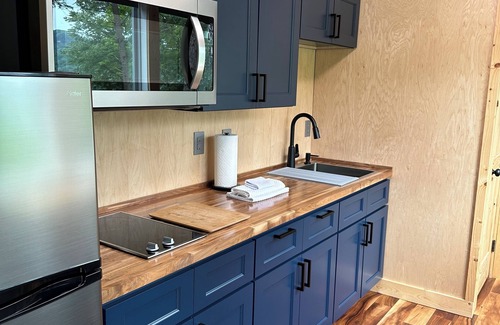 Stanton Cabin | The DEN Shipping Container Cabin-HotTub!-High Speed WiFi!-Great View! BOOK IT!