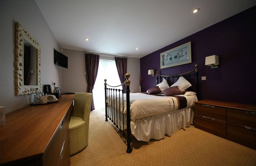 Lower Wick Hotel | The Dewdrop Inn