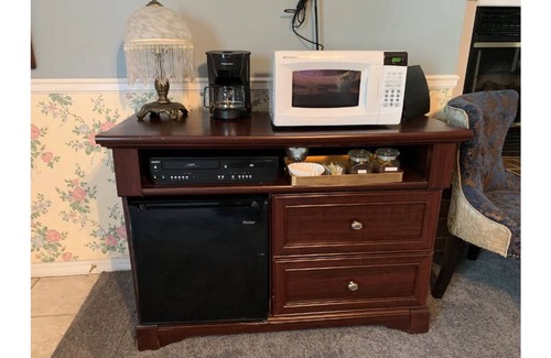 Marshfield Cabin | The Dickey House, Queen Anne Suite
