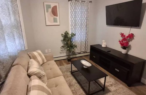 Wanskuck Apartment | The Double-Suite at The North End 2BR APT with PARKING