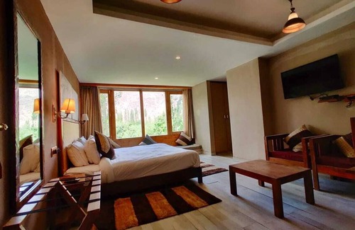 She Hotel | The Driftwood Ladakh