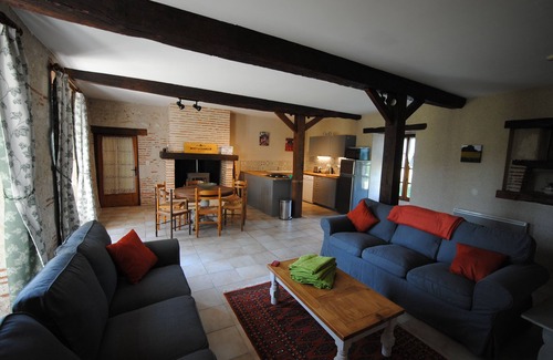 Dolmayrac House | The Drouant, a 3 Bedroom gite set in acient barn with large shared swimming pool