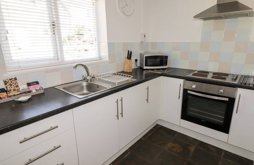 Haverfordwest Cottage | THE DUCK HOUSE, pet friendly, with open fire in Wolfscastle