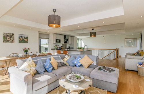 Leominster Cottage | THE DUTCH BARN, luxury holiday cottage, with hot tub in Leominster