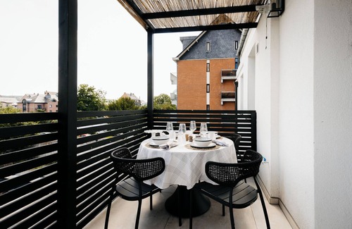 Jambes Apartment | The Edgewater Suites - Skyline