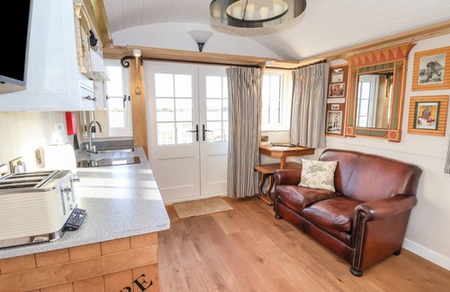Ryther Cottage | THE EGYPTOLOGIST, romantic, with a garden in Tadcaster