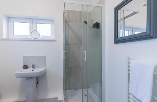 Peterborough Apartment | The Eldern - Spacious, Netflix, free Parking, close to A1