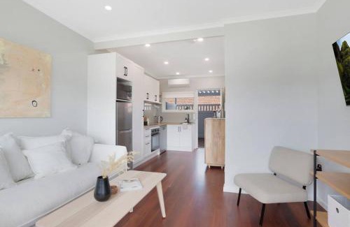 Christies Beach Apartment | The Elements l Air l 4 Stunning Apartments each with Private Outdoor Dining l Walk to the Beach l Event Friendly l Wifi l Netflix l Outdoor Shower l Communal BBQ Pavilion and Lawn Area l
