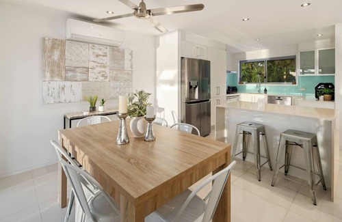 Broadbeach Waters House | The Elouera Riverfront Haven near Surfers Paradise