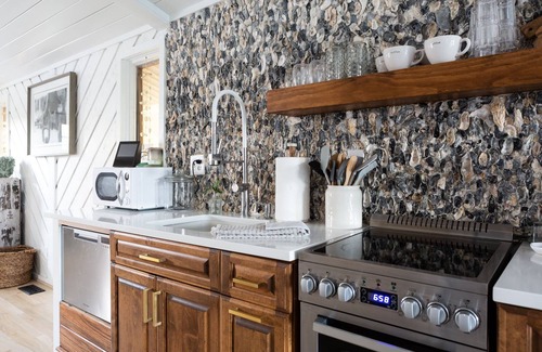 Emerald Isle Cottage | The Emerald Cottage - renovated 1950s beach cottage one block to beach ,hot tub🤍