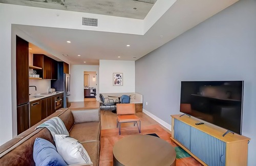 Rainey Street Historic District House | The Emma Penthouse | Rooftop Pool & Gym | 1 Block to Rainey Street | AvantStay