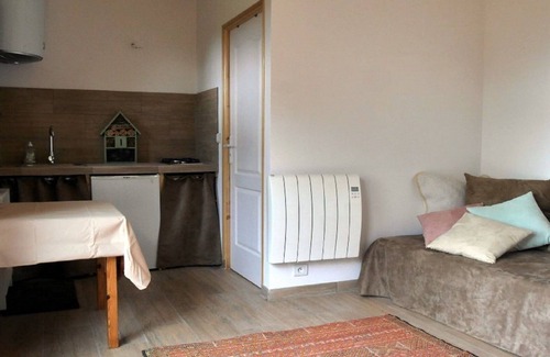 Saint-Leon-sur-Vezere Ski Chalet | The Ensoleillade Ecological small wooden chalet of 19m2 in garden with view.