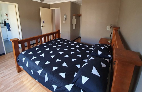 Atwell House | The Entertainer: 4x2 with pool, close to beach and shops