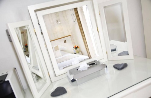 Llanrhidian Higher Bed & Breakfast | The Estuary Bar and Rooms