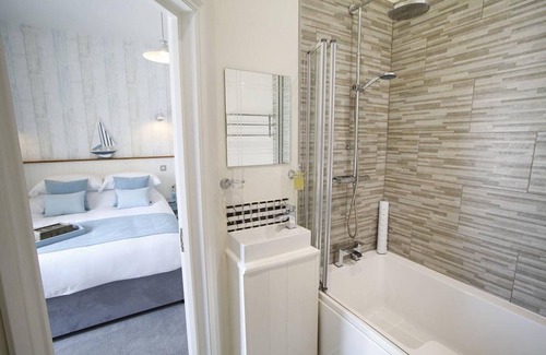 Llanrhidian Higher Bed & Breakfast | The Estuary Bar and Rooms