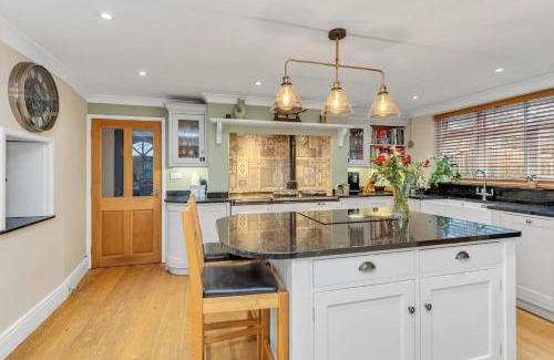 Bury St Edmunds House | The Fabulous Glen - sleeps up to 10 people with parking for 4 vehicles