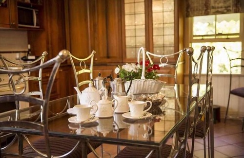 Montville House | The Falls Montville Manor House - 6 Bedrooms 6 bathrooms Breakfasts included